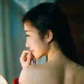 左手比个耶的头像